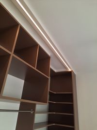 LED Leiste im Kleiderschrank links